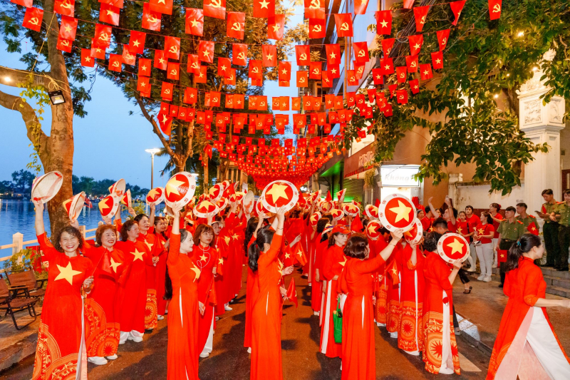 “Sắc đỏ Ba Đình” rực rỡ mừng đại lễ, khẳng định “Hà Nội – Đến để yêu” -0
