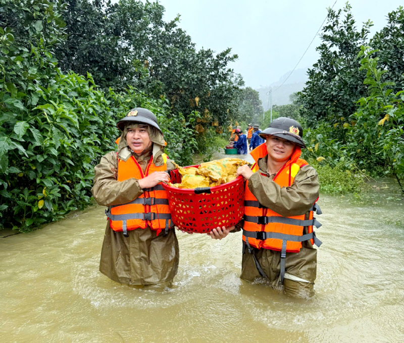 Sau bão, người dân xứ Nghệ lại gồng mình với lũ lụt -0