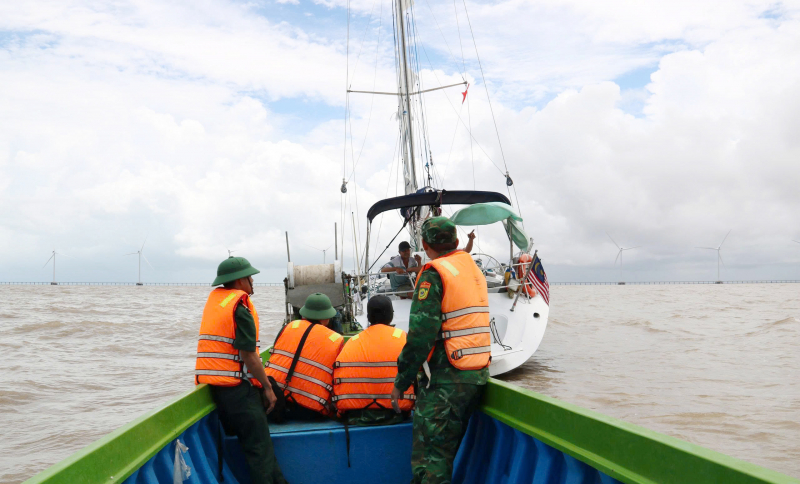Du thuyền nước ngoài gặp sự cố ngoài khơi Cà Mau -0