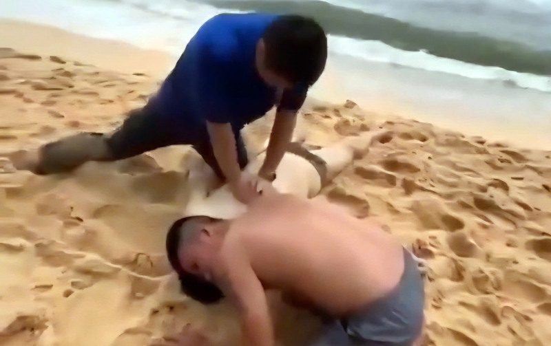 Kịp thời cứu hộ 5 du khách bị đuối nước khi tắm biển ở Phú Quốc -0