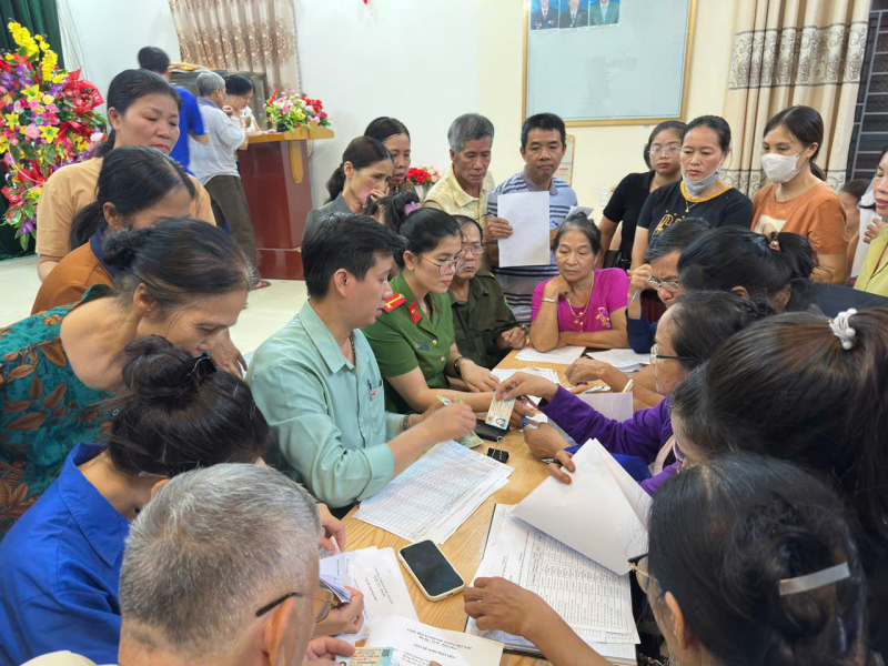 Công an Sơn la hỗ trợ người dân nhận quà Tết Độc lập -0