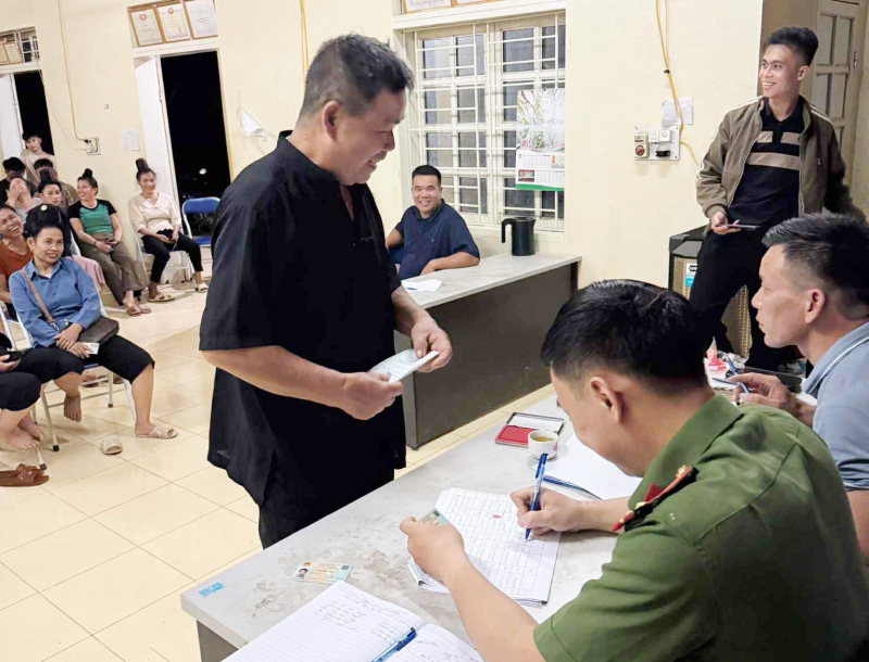 Công an Sơn la hỗ trợ người dân nhận quà Tết Độc lập -0