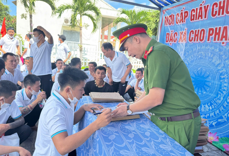 Công bố đặc xá cho 359 phạm nhân -0