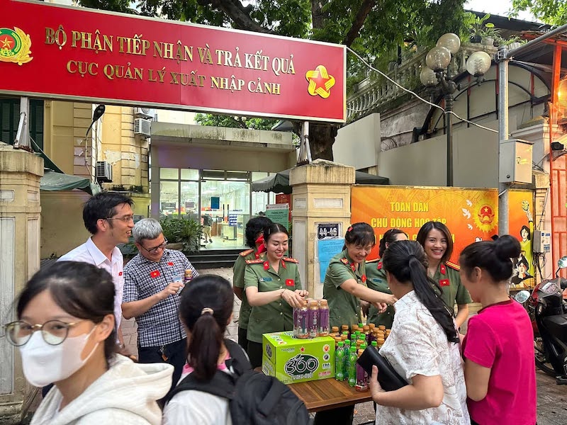 Cán bộ Cục Quản lý xuất nhập cảnh tặng nước phí, hỗ trợ người dân xem diễu binh, diễu hành -0