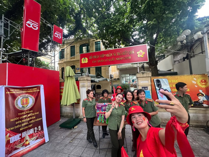 Cán bộ Cục Quản lý xuất nhập cảnh tặng nước phí, hỗ trợ người dân xem diễu binh, diễu hành -2