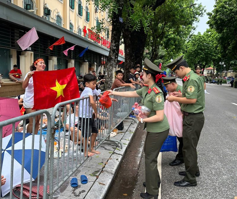 Cán bộ Cục Quản lý xuất nhập cảnh tặng nước phí, hỗ trợ người dân xem diễu binh, diễu hành -3