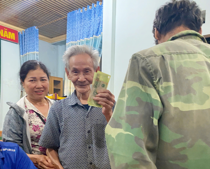 Công an Sơn la hỗ trợ người dân nhận quà Tết Độc lập -0