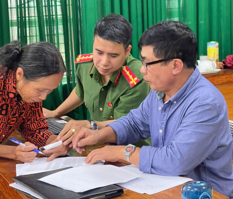 Công an Sơn la hỗ trợ người dân nhận quà Tết Độc lập -0