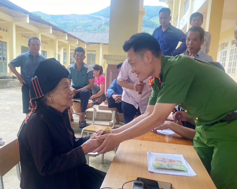 Công an Sơn la hỗ trợ người dân nhận quà Tết Độc lập -0