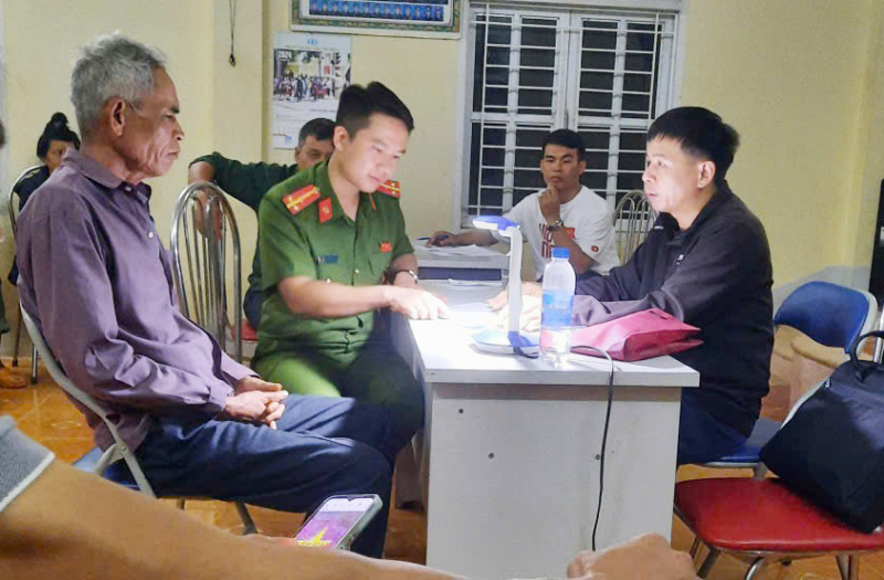 Công an Sơn la hỗ trợ người dân nhận quà Tết Độc lập -0