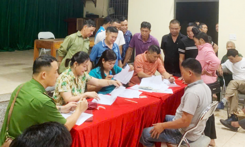 Công an Sơn la hỗ trợ người dân nhận quà Tết Độc lập -1