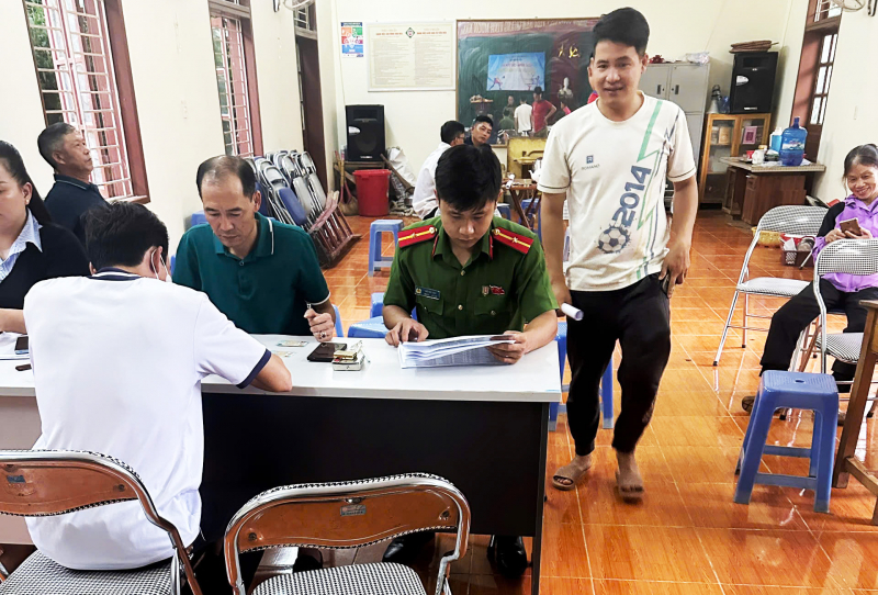 Công an Sơn la hỗ trợ người dân nhận quà Tết Độc lập -2