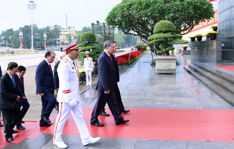 Lãnh đạo Đảng, Nhà nước, Bộ Công an viếng Chủ tịch Hồ Chí Minh và các Anh hùng liệt sĩ -1