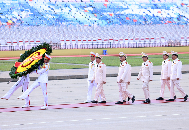 Lãnh đạo Đảng, Nhà nước, Bộ Công an viếng Chủ tịch Hồ Chí Minh và các Anh hùng liệt sĩ -0