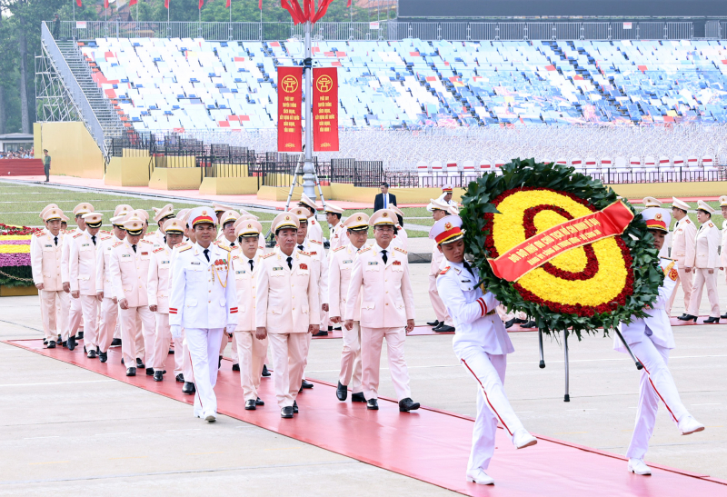 Lãnh đạo Đảng, Nhà nước, Bộ Công an viếng Chủ tịch Hồ Chí Minh và các Anh hùng liệt sĩ -1