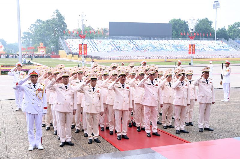 Lãnh đạo Đảng, Nhà nước, Bộ Công an viếng Chủ tịch Hồ Chí Minh và các Anh hùng liệt sĩ -0