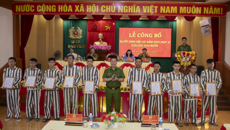        398 phạm nhân ở Trại giam Sông Cái và Trại giam A2 được đặc xá  -0