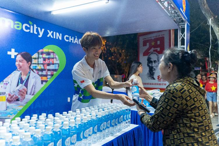 Đội ngũ y tế kịp thời hỗ trợ người dân gặp vấn đề sức khỏe khi tham dự đại lễ -1