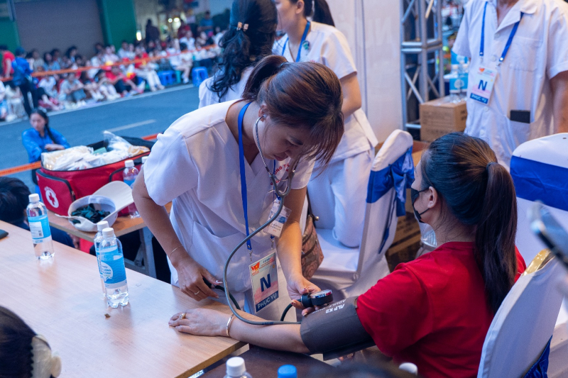 Đội ngũ y tế kịp thời hỗ trợ người dân gặp vấn đề sức khỏe khi tham dự đại lễ -1