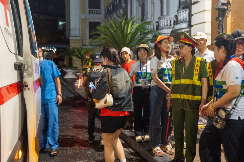 Đội ngũ y tế kịp thời hỗ trợ người dân gặp vấn đề sức khỏe khi tham dự đại lễ -1