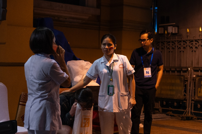 Đội ngũ y tế kịp thời hỗ trợ người dân gặp vấn đề sức khỏe khi tham dự đại lễ -1