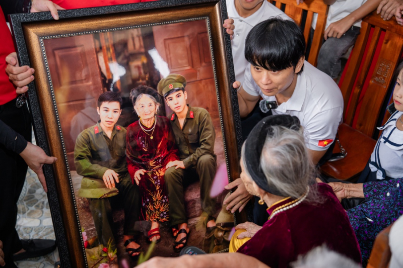 Trao ảnh phục dựng chân dung 2 liệt sĩ cho Mẹ Việt Nam Anh hùng -2