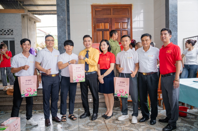 Trao ảnh phục dựng chân dung 2 liệt sĩ cho Mẹ Việt Nam Anh hùng -0