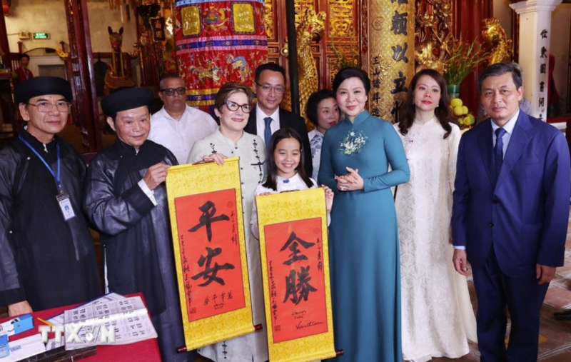 Phu nhân Tổng Bí thư và Phu nhân Chủ tich nước Cuba thưởng thức múa rối nước, tham quan đền Ngọc Sơn -0