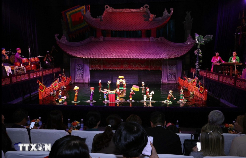 Phu nhân Tổng Bí thư và Phu nhân Chủ tich nước Cuba thưởng thức múa rối nước, tham quan đền Ngọc Sơn -0