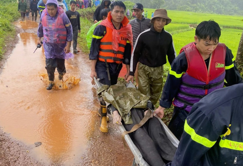 Ba người trong cùng gia đình bị nước cuốn trôi, 1 người tử vong -1