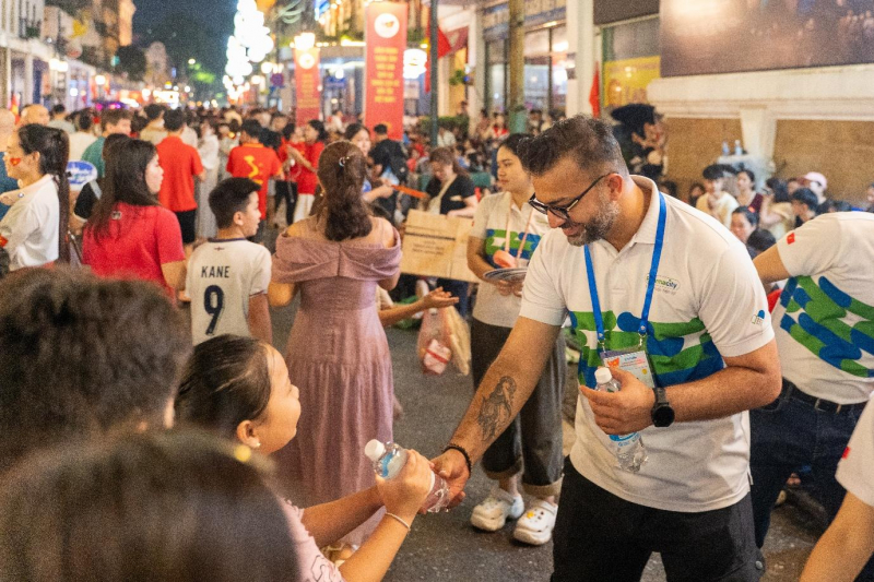 Khoảnh khắc người dân bất ngờ khi CEO Pharmacity trực tiếp phát nước trong đêm Đại lễ Quốc khánh -0