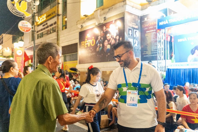 Khoảnh khắc người dân bất ngờ khi CEO Pharmacity trực tiếp phát nước trong đêm Đại lễ Quốc khánh -0