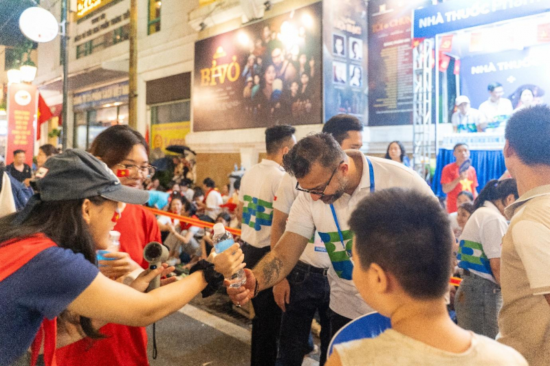 Khoảnh khắc người dân bất ngờ khi CEO Pharmacity trực tiếp phát nước trong đêm Đại lễ Quốc khánh -0