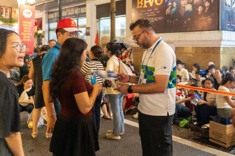 Khoảnh khắc người dân bất ngờ khi CEO Pharmacity trực tiếp phát nước trong đêm Đại lễ Quốc khánh -0