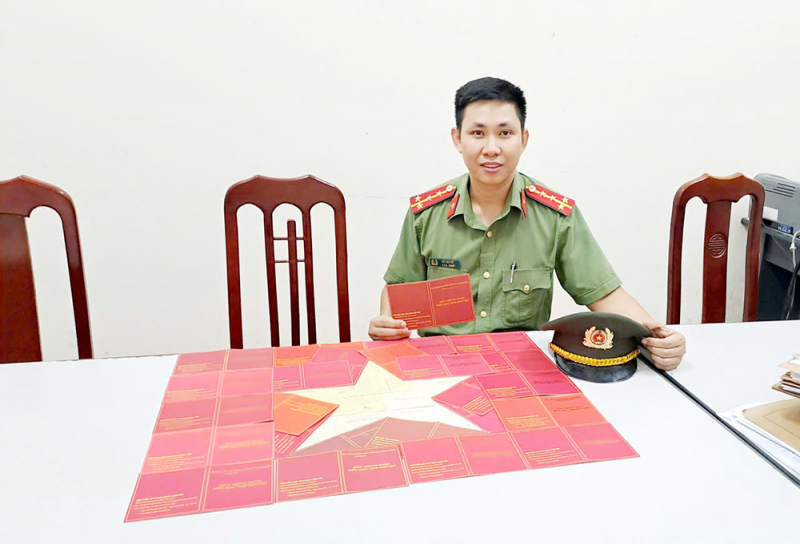 Đại úy Công an vẽ “lá cờ Tổ quốc và số 80” từ 34 Giấy chứng nhận hiến máu tình nguyện -0 Đại úy Công an vẽ “lá cờ Tổ quốc và số 80” từ 34 Giấy chứng nhận hiến máu tình nguyện -0