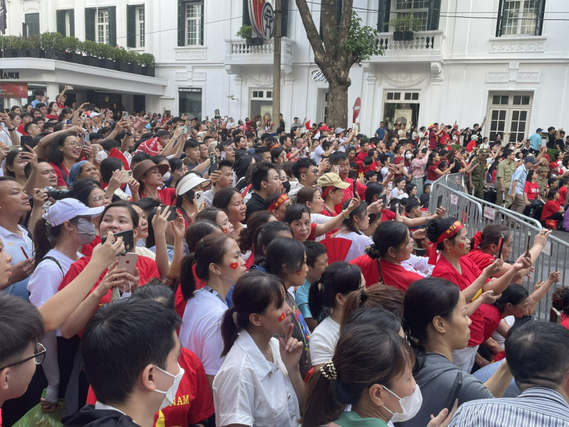 Đi trong vòng tay nhân dân -0