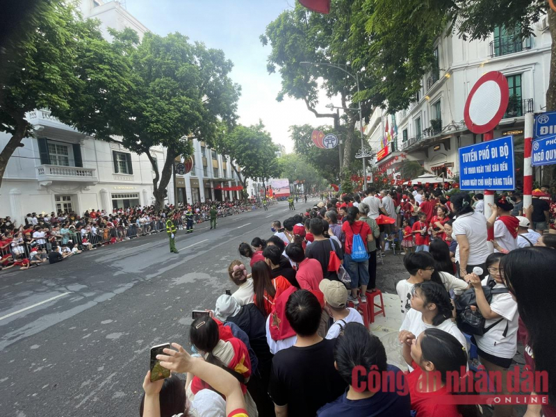 Đi trong vòng tay nhân dân -0