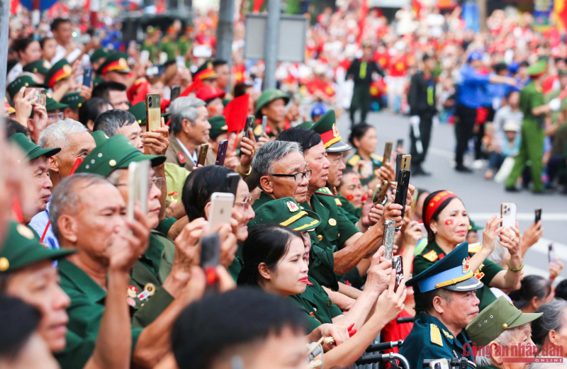 Đi trong vòng tay nhân dân -0