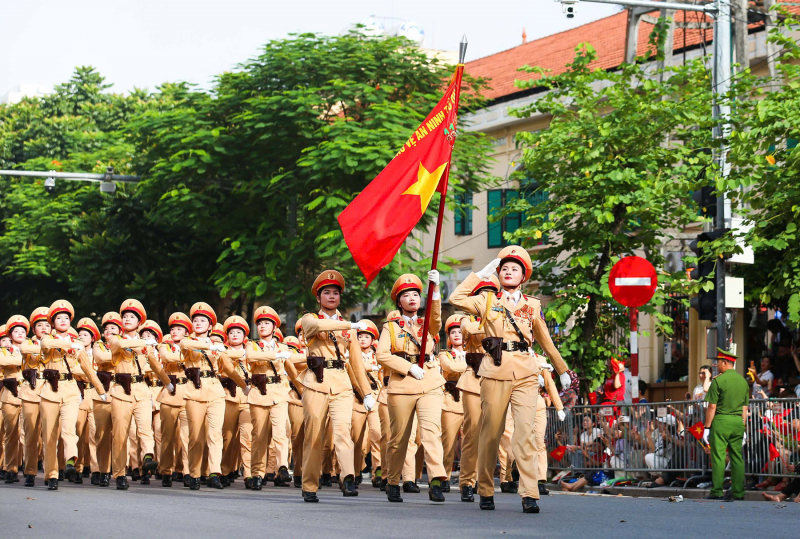 Đi giữa vòng tay nhân dân -0
