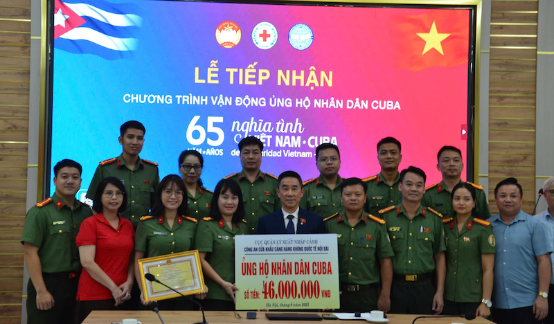 Công an cửa khẩu Cảng hàng không quốc tế Nội Bài trao tiền quyên góp, ủng hộ nhân dân CuBa -0