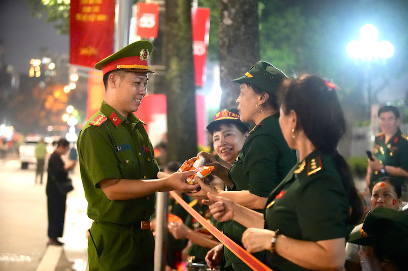 Đồng hành để thấu hiểu vất vả của Công an Thủ đô trong những ngày đảm bảo ANTT Đại lễ A80 -0