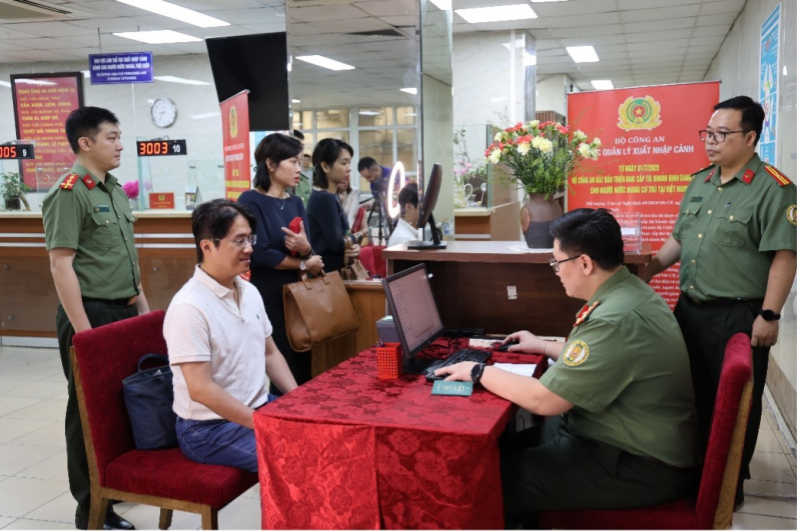 43.926 tài khoản định danh của người nước ngoài được cấp  trong cao điểm 50 ngày, đêm -0