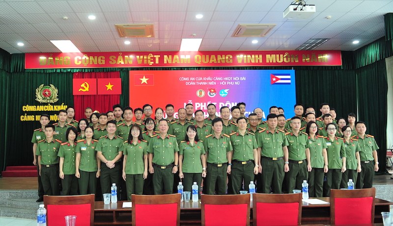 Công an cửa khẩu Cảng hàng không quốc tế Nội Bài trao tiền quyên góp, ủng hộ nhân dân CuBa -0