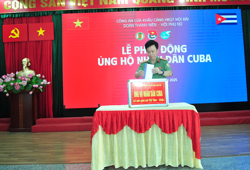 Công an cửa khẩu Cảng hàng không quốc tế Nội Bài trao tiền quyên góp, ủng hộ nhân dân CuBa -0
