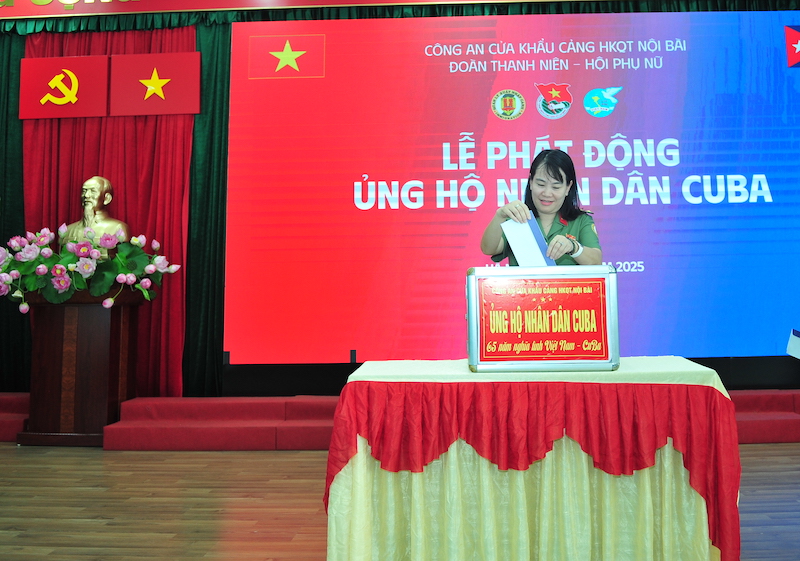 Công an cửa khẩu Cảng hàng không quốc tế Nội Bài trao tiền quyên góp, ủng hộ nhân dân CuBa -0