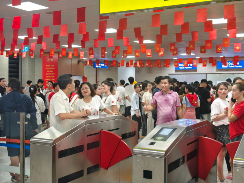9月2日の祝日に、約180万人の乗客が高架鉄道で安全に旅行しました。