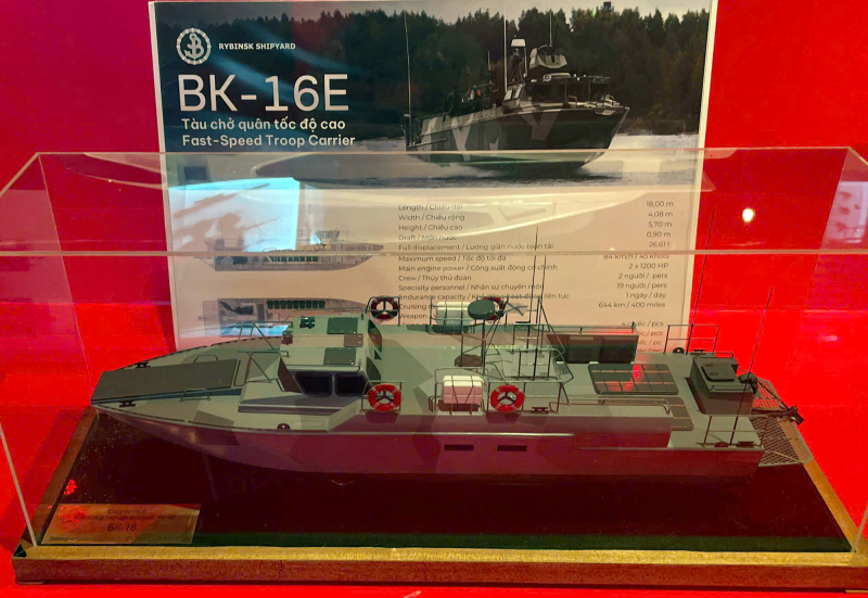 Tàu, súng và dấu ấn bình yên giữa sắc đỏ triển lãm -0