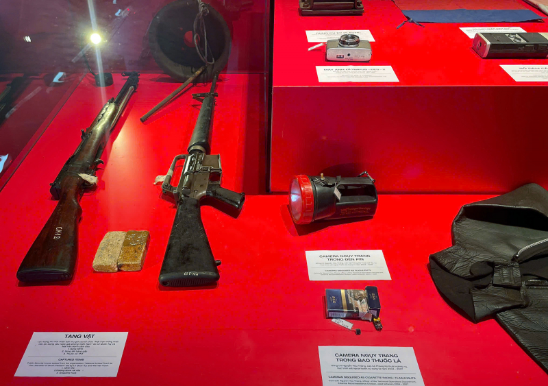 Tàu, súng và dấu ấn bình yên giữa sắc đỏ triển lãm -0