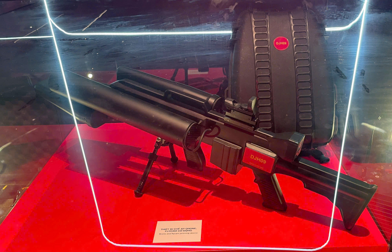 Tàu, súng và dấu ấn bình yên giữa sắc đỏ triển lãm -0