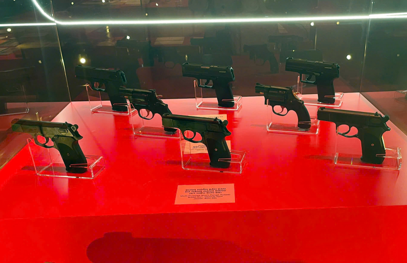 Tàu, súng và dấu ấn bình yên giữa sắc đỏ triển lãm -0